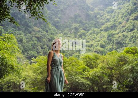 Frau Tourist in Trang ein landschaftlich reizvoller Komplex in Ninh Binh Provinz, Vietnam EIN UNESCO-Weltkulturerbe. Wiederaufnahme des Tourismus in Vietnam nach Stockfoto