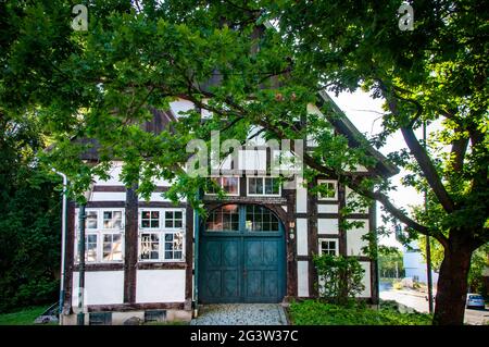 BUNDE, DEUTSCHLAND. 12. JUNI 2021. Schöne Aussicht auf kleine deutsche Stadt mit typischer Architektur. Fachwerk-Stil, preußische Mauer. Stockfoto