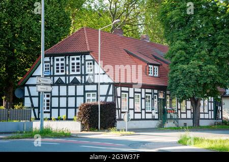 BUNDE, DEUTSCHLAND. 12. JUNI 2021. Schöne Aussicht auf kleine deutsche Stadt mit typischer Architektur. Fachwerk-Stil, preußische Mauer. Stockfoto