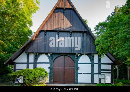 BUNDE, DEUTSCHLAND. 12. JUNI 2021. Schöne Aussicht auf kleine deutsche Stadt mit typischer Architektur. Fachwerk-Stil, preußische Mauer. Stockfoto