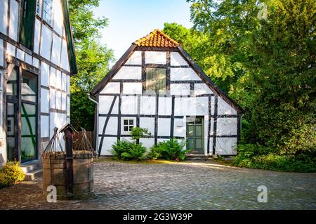 BUNDE, DEUTSCHLAND. 12. JUNI 2021. Schöne Aussicht auf kleine deutsche Stadt mit typischer Architektur. Fachwerk-Stil, preußische Mauer. Stockfoto