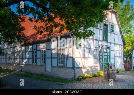 BUNDE, DEUTSCHLAND. 12. JUNI 2021. Schöne Aussicht auf kleine deutsche Stadt mit typischer Architektur. Fachwerk-Stil, preußische Mauer. Stockfoto