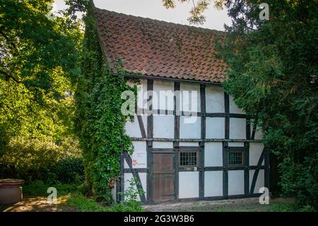 BUNDE, DEUTSCHLAND. 12. JUNI 2021. Schöne Aussicht auf kleine deutsche Stadt mit typischer Architektur. Fachwerk-Stil, preußische Mauer. Stockfoto