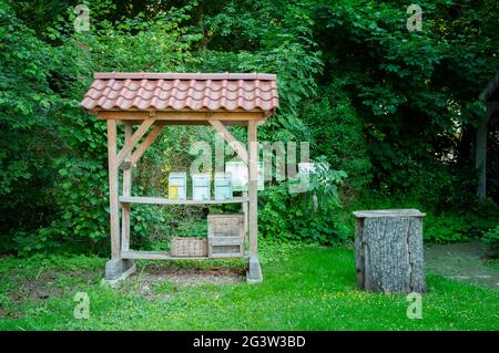 BUNDE, DEUTSCHLAND. 12. JUNI 2021. Wunderschöne Aussicht auf die kleine deutsche Stadt. Kleine Nische für Werbung am Eingang des Bienenstockes Stockfoto