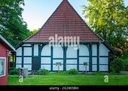 BUNDE, DEUTSCHLAND. 12. JUNI 2021. Schöne Aussicht auf kleine deutsche Stadt mit typischer Architektur. Fachwerk-Stil, preußische Mauer. Stockfoto