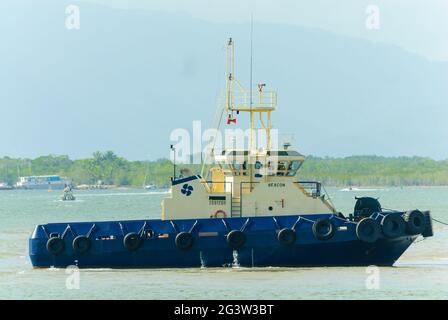 Eine Seite mit Blick auf einen Schlepper, der die Bucht von cairns im Norden von Queensland in Australien entlang manövriert. Stockfoto