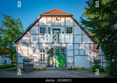 BUNDE, DEUTSCHLAND. 12. JUNI 2021. Schöne Aussicht auf kleine deutsche Stadt mit typischer Architektur. Fachwerk-Stil, preußische Mauer. Stockfoto