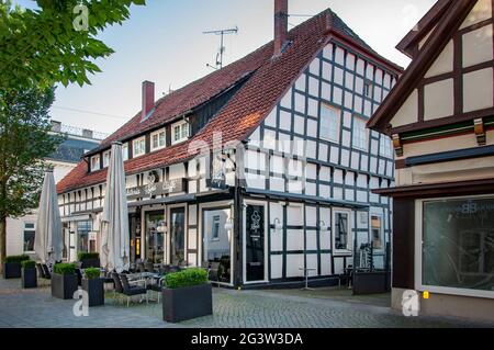 BUNDE, DEUTSCHLAND. 12. JUNI 2021. Roma Cafe, Gelateria. Schöne Aussicht auf kleine deutsche Stadt mit typischer Architektur. Fachwerk-Stil, preußische Mauer. Stockfoto