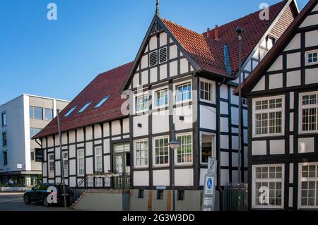 BUNDE, DEUTSCHLAND. 12. JUNI 2021. Schöne Aussicht auf kleine deutsche Stadt mit typischer Architektur. Fachwerk-Stil, preußische Mauer. Stockfoto