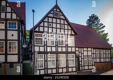 BUNDE, DEUTSCHLAND. 12. JUNI 2021. Schöne Aussicht auf kleine deutsche Stadt mit typischer Architektur. Fachwerk-Stil, preußische Mauer. Stockfoto