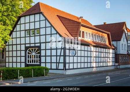 BUNDE, DEUTSCHLAND. 12. JUNI 2021. ZurKlinke-Haus. Schöne Aussicht auf kleine deutsche Stadt mit typischer Architektur. Fachwerk-Stil, preußische Mauer. Stockfoto