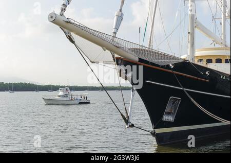 Der Bug eines modernen Segelschiffs mit Galionsfigur im Trinity Inlet Hafen in Cairns, Queensland, Australien. Stockfoto