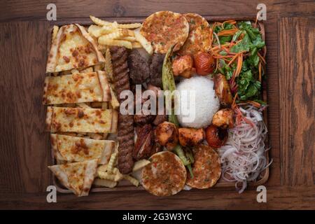 Gemischter türkischer Kebab-Teller auf Holzhintergrund Stockfoto