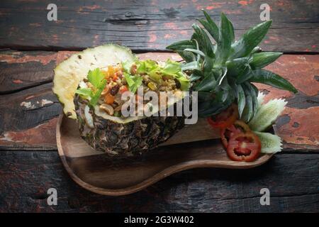 Thai Food Ananas Hähnchen gebratener Reis auf rustikalem Holztisch Stockfoto