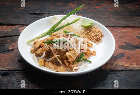 Draufsicht Thai Food Pad Thai Huhn auf rustikalem Holztisch Stockfoto