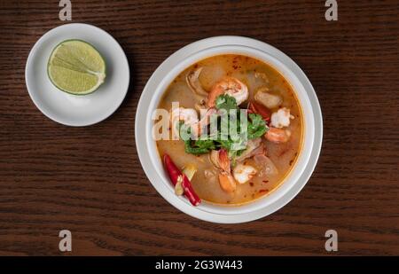 Draufsicht Thai Food Tom Yum Suppe mit Garnelen auf Holztisch Stockfoto