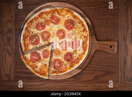 Pizza Margarita auf hölzernen Hintergrund Stockfoto