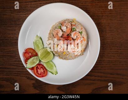 Draufsicht Thai Food Shrimps gebratener Reis auf Holztisch Stockfoto