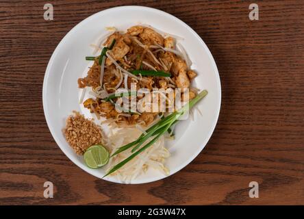 Draufsicht Thai Food Pad Thai Huhn auf Holztisch Stockfoto