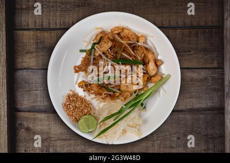 Draufsicht Thai Food Pad Thai Huhn auf rustikalem Holztisch Stockfoto