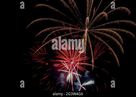 Feuerwerk am Nachthimmel für Ferien oder besondere Anlässe. Stockfoto