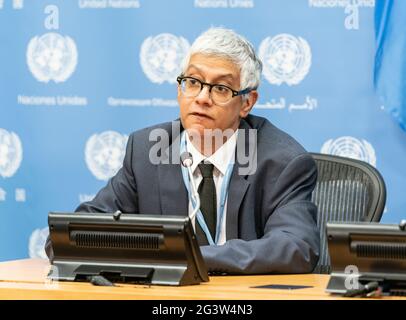 New York, NY - 14. Juni 2021: Der stellvertretende Sprecher des UN-Generalsekretärs Farhan Aziz Haq führt eine Pressekonferenz des Hochkommissars für Flüchtlinge Filippo Grandi zum Jahresbericht über Flüchtlinge und Vertreibung vor dem UN-Hauptquartier durch Stockfoto