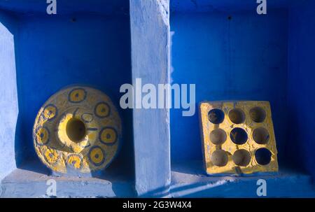 Traditionelle Küchenutensilien in einem blauen Haus von Jodhpur, Rajasthah, Indien Stockfoto