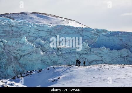 Touristen bewundern den Russell Glacier in der Nähe von Kangerlussuaq Stockfoto