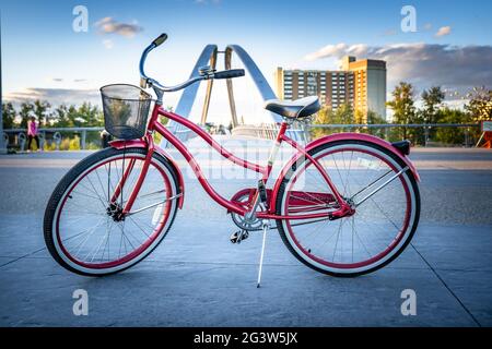 Calgary, Alberta Kanada, 30. Mai 2021: Ein Vintage-Damen-Cruiser-Fahrrad parkte auf einem Weg in der Innenstadt vor einer Fußgängerbrücke in East Village, ca. Stockfoto