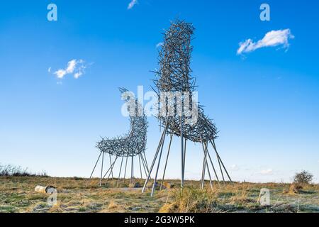 Calgary Alberta Kanada, 10 2021. Mai: Die Covergence-Ausstellung auf dem Rocky Ridge unter einem dramatischen Himmel in einer kanadischen Stadt. Stockfoto