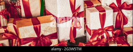 Geschenkboxen und traditioneller Weihnachtsbaum, eingewickelte Geschenke und Dekor im Kolonialstil als Dekoration für Ferienimmobilie Stockfoto