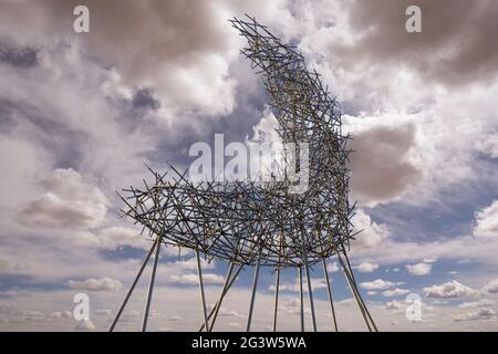 Calgary Alberta Kanada, 10 2021. Mai: Die Covergence-Ausstellung auf dem Rocky Ridge unter einem dramatischen Himmel in einer kanadischen Stadt. Stockfoto