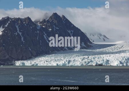 Die Küste und die Berge von Liefdefjord auf den Spitzbergen in der hohen Arktis Stockfoto