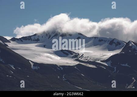 Die Küste und die Berge von Liefdefjord auf den Spitzbergen in der hohen Arktis Stockfoto