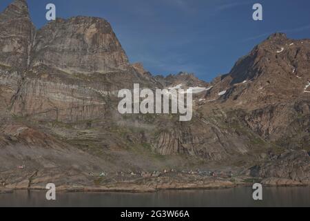 Das Dorf Aappilattoq im Prinz-Christian-Sund-Fjord im Süden Grönlands hat 100 Einwohner Stockfoto