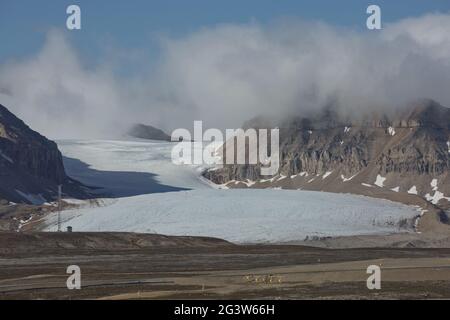 Berge, Gletscher und Küstenlandschaft in der Nähe eines Dorfes namens NY-Ã…lesund bei 79 Grad Stockfoto