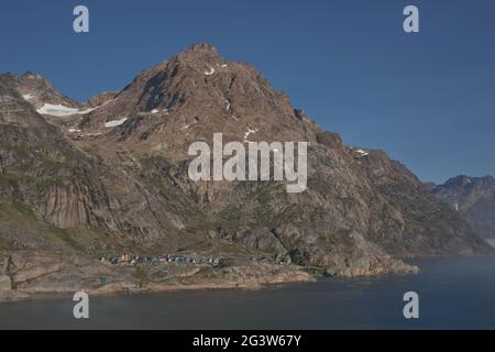 Das Dorf Aappilattoq im Prinz-Christian-Sund-Fjord im Süden Grönlands hat 100 Einwohner Stockfoto