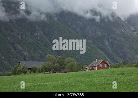 Das Dorf Eidfjord in Norwegen ist ein wichtiger Anlaufhafen für Kreuzschiffe. Es befindet sich am Ende von Stockfoto