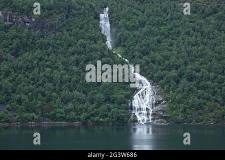 Die sieben Schwestern Wasserfall über Geirangerfjord, in der Nähe der Ortschaft Geiranger, Norwegen Stockfoto