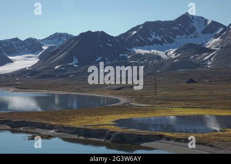 Berge, Gletscher und Küstenlandschaft in der Nähe eines Dorfes namens NY-Ã…lesund bei 79 Grad Stockfoto