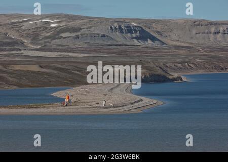 Berge, Gletscher und Küstenlandschaft in der Nähe eines Dorfes namens NY-Ã…lesund bei 79 Grad Stockfoto