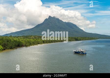 Mount Santubong und Santubong River im Norden des malaysischen Staates Sarawak auf Borneo Stockfoto