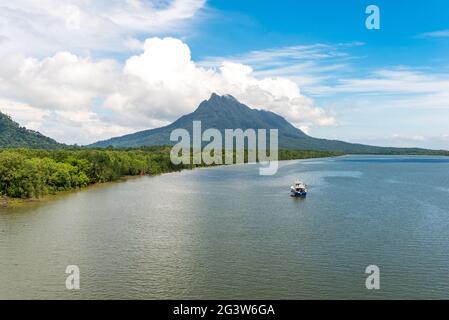 Mount Santubong und Santubong River im Norden des malaysischen Staates Sarawak auf Borneo Stockfoto