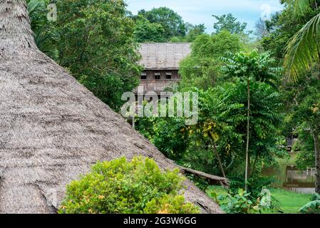 Traditionelles melanauischer Hochhaus und ein Bidayuhhaus im Sarawak Kulturdorf Stockfoto