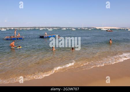 GIRONDE (33). ARCACHON BAY. KAPPENFERRET. AM STRAND VON LE CAP-FERRET SCHWIMMEN MENSCHEN. Stockfoto