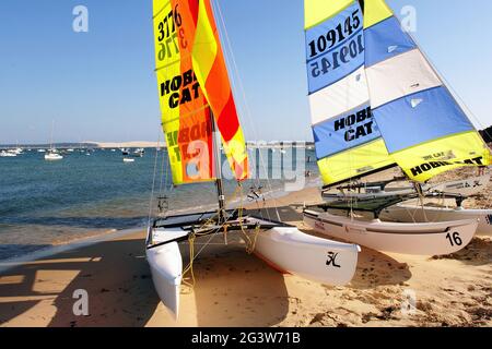 GIRONDE (33). ARCACHON BAY. KAPPENFERRET. BOOTE AN DER KÜSTE DES MIMBEAU STRANDES MIT DER DÜNE VON PILAT. Stockfoto