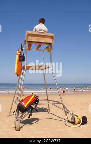 GIRONDE (33). ARCACHON BAY. KAPPENFERRET. RETTUNGSSCHWIMMER AM STRAND VON LA TORCHERE. Stockfoto