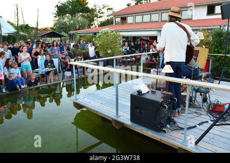 GIRONDE (33). ARCACHON BAY. KAPPENFERRET. MUSIKALISCHES ABENDESSEN IM CABANE DU MIMBEAU. Stockfoto