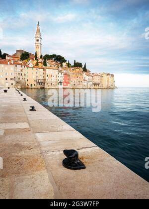 Rovinj Kroatien lange Exposition von alten Häusern an der Küste Stockfoto