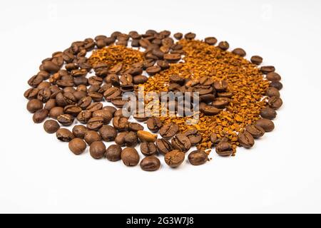 Kaffeebohnen und Instant-Kakao Yin-Yang aus der Nähe Stockfoto